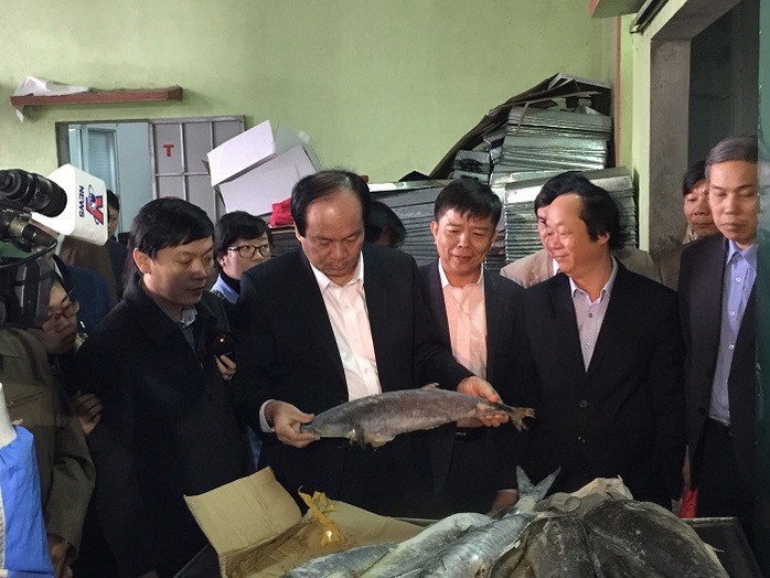 
Tổ công tác của Thủ tướng Chính phủ đến thăm và làm việc với các cơ sở kinh doanh hải sản ở Quảng Bình vào sáng 15-12

