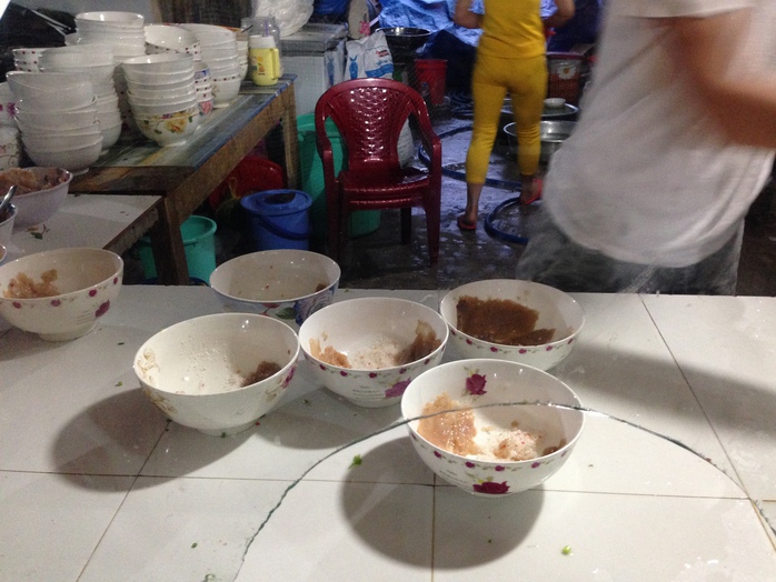 Quết tôm, cá xay nhuyễn vào thành tô. Ảnh: P.Nhi