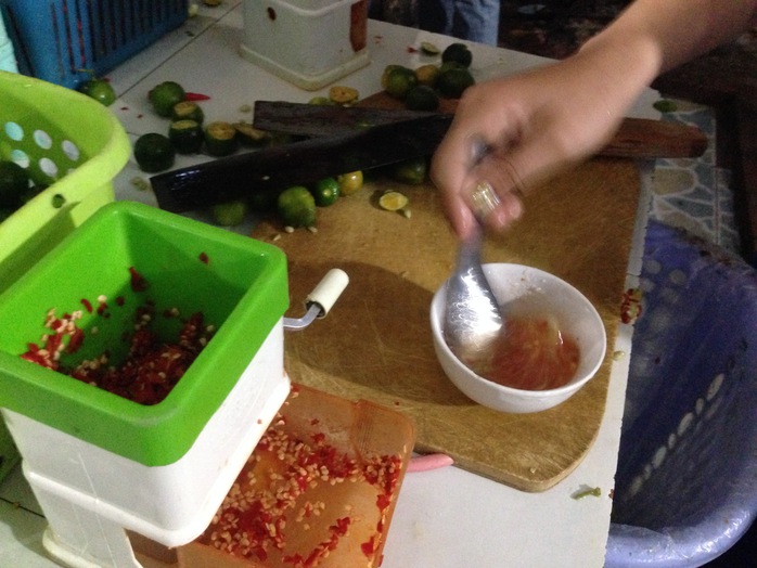 Làm nước chấm muối ớt chanh rất công phu. Ảnh: P.Nhi