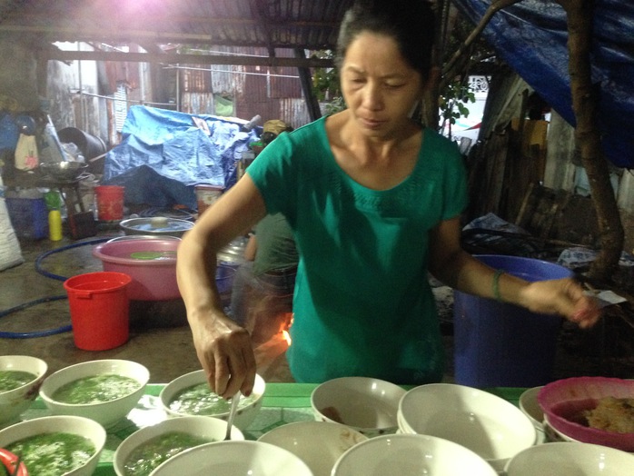 Chan nước bún vào tô. Ảnh: P.Nhi