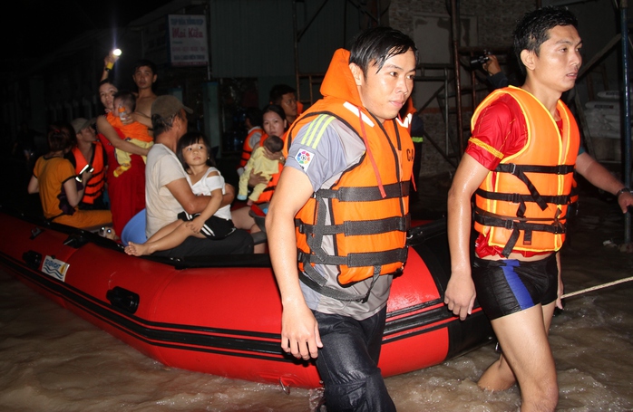 
Hàng chục người tại Tân Uyên được di tản khỏi nước lũ của trận ngập lịch sử đêm 26-9
