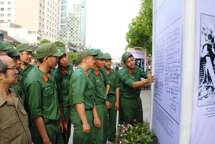 
Triển lãm ảnh trên phố đi bộ Nguyễn Huệ (TP HCM) Ảnh: TRƯỜNG HOÀNG
