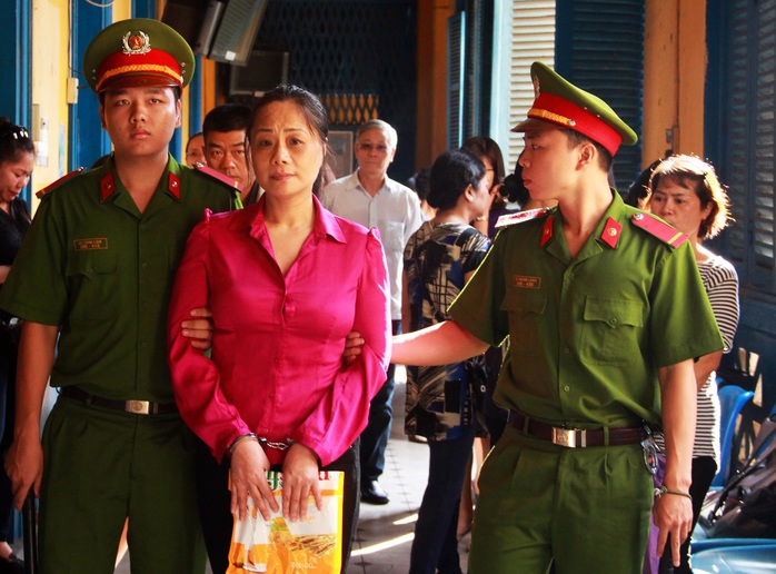 
‘Hoa hậu quý bà’ Trương Thị Tuyết Nga sau phiên tòa sơ thẩm.
