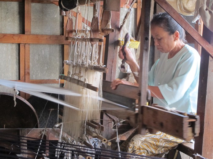 
Sau đó dệt thành những tấm lớn
