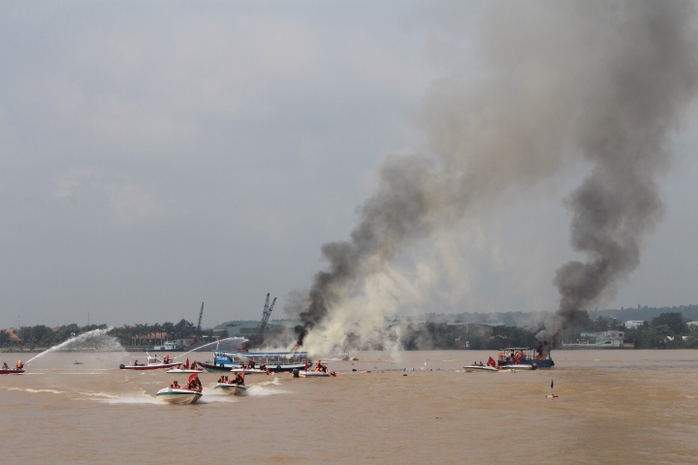 Tình huống đặt ra là có cả vụ cháy nổ do đụng độ tàu trên sông