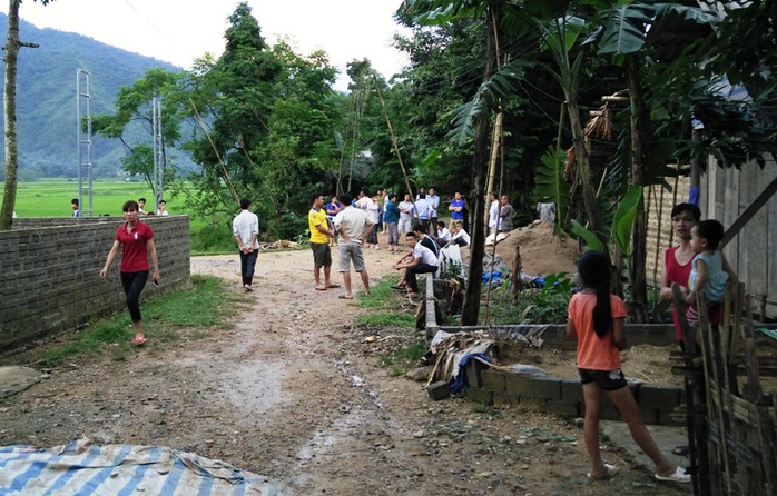 
Người dân thôn Chiềng Cà 2 vẫn đang tập trung rất đông ở đầu làng để ngóng chờ tin những người đang mất tích
