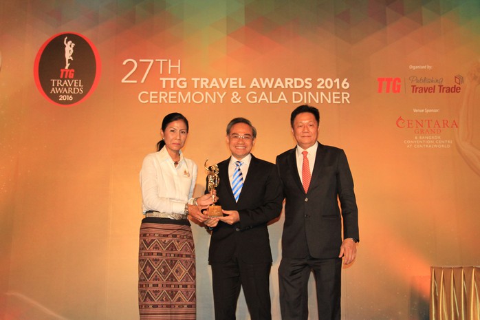 
Ông Trần Đoàn Thế Duy, Phó Tổng Giám đốc Công ty Vietravel, nhận giải TTG Travel Awards 2016 tại Thái Lan Ảnh: VIETRAVEL
