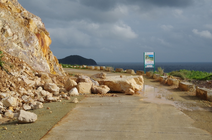 
Những mảng đá lớn rơi xuống con đường vòng quang đảo Nam Du
