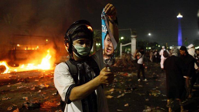 Người biểu tình đốt áp-phích có hình Thống đốc Jakarta Basuki Tjahaja PurnamaẢnh: THE AGE