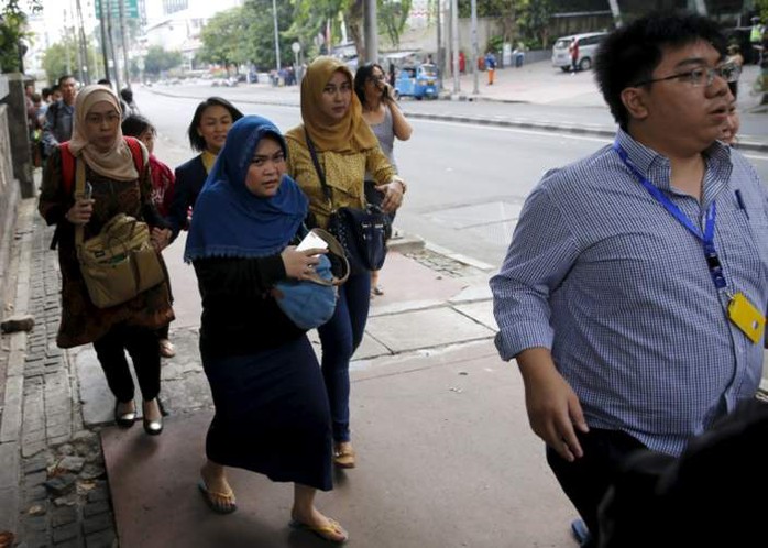 Người dân Jakarta sơ tán khỏi các văn phòng. Ảnh: Reuters