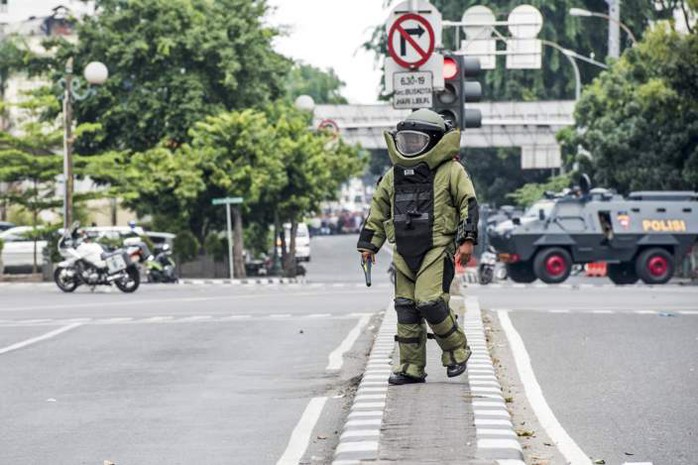 Đội phá bom được triển khai. Ảnh: Reuters