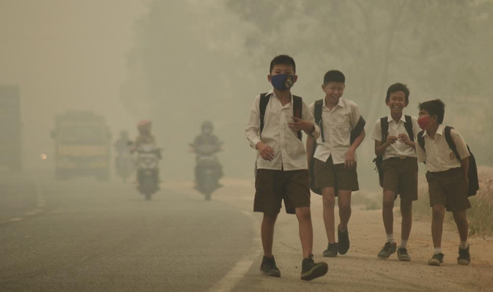 Học sinh tan trường sớm do khói mù ở Jambi - Indonesia tháng 9-2015 Ảnh: REUTERS