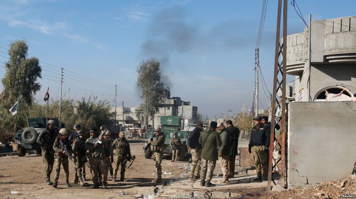 
Lực lượng Iraq tham gia cuộc đụng độ với các tay súng IS ở TP Mosul hôm 22-12-2016. Ảnh: Reuters
