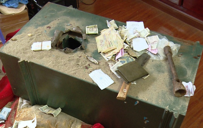 
tang vật và một số dụng cụ dùng để đục két sắt của các đối tượng bị công an thu giữ.
