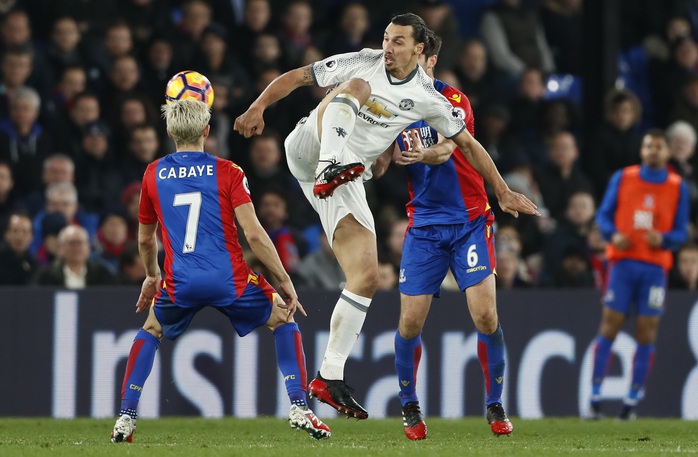 
Ibrahimovic (giữa) tiếp tục là niềm hy vọng số 1 trên hàng công M.U Ảnh: REUTERS
