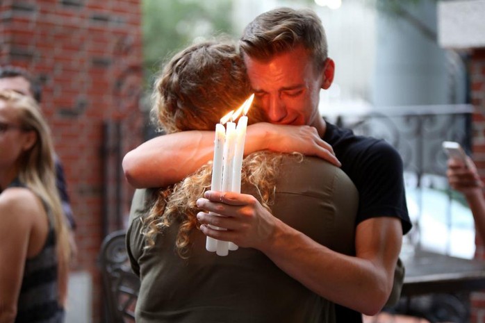 
Những người tham gia tưởng niệm 49 nạn nhân trong vụ xả súng bên trong hộp đêm Pulse ở TP Orlando, bang Florida – Mỹ hôm 12-6-2016. Ảnh: AP
