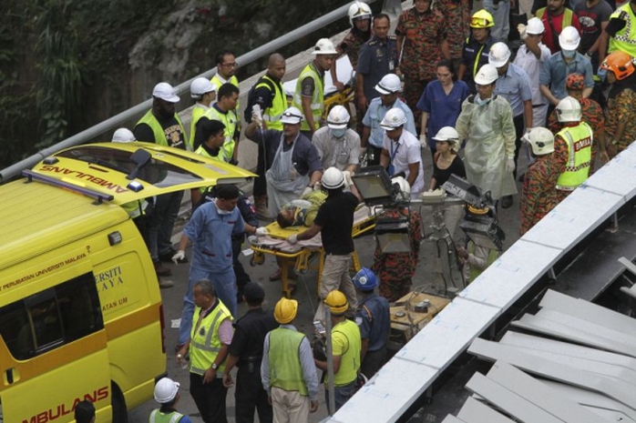
Công nhân bị thương được đưa đi cấp cứu. Ảnh: Malay Mail Online
