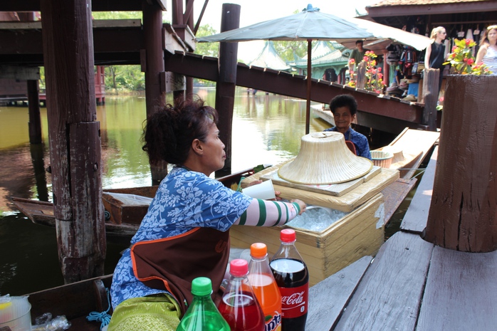 Quầy hàng trên ghe