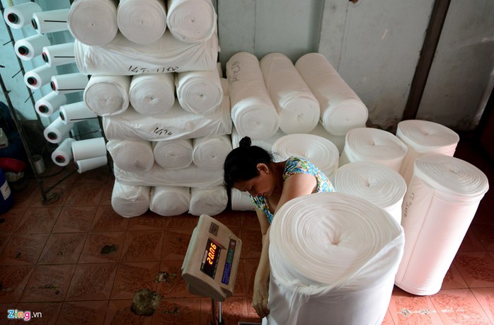 Các cơ sở, hộ gia đình có máy móc hiện đại dệt nhiều hàng hóa nhưng việc bán ra gặp rất nhiều khó khăn. Việc thua lỗ kéo dài đã kéo làng dệt Bảy Hiền đi vào ngõ cụt, thấp thỏm tan rã. Thế hệ con em làng dệt nức tiếng một thời ở Sài Gòn ngày nay đã không còn mặn mà với nghề truyền thống. Hiện làng dệt Bảy Hiền có đến 70% hộ dân chuyển đổi ngành nghề.