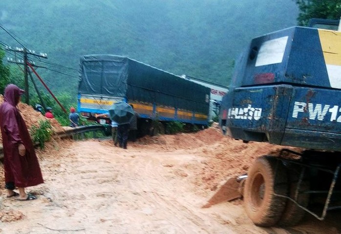 
Lực lượng chức năng đang tập trung khắc phục sự cố sạt lở trên đèo Cả (Ảnh: B.Đ)
