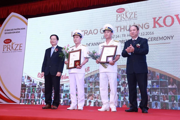 
Đại diện Lữ đoàn đặc công 126 và Thiếu tá Phạm Văn Sơn nhận giải thưởng KOVA - hạng mục Sống đẹp
