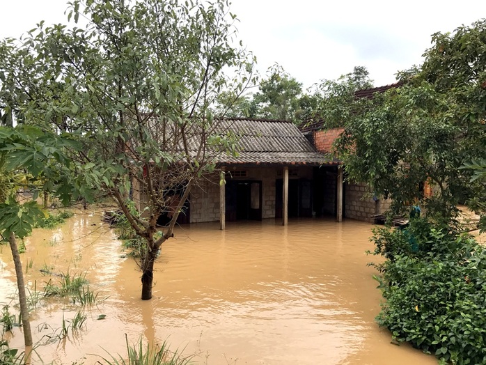 
Nhiều nhà dân ở huyện Cam Lộ (Quảng Trị) vẫn còn bị ngập
