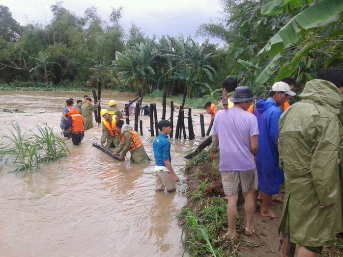 
Lực lượng cứu hộ Bình Định đang giúp bà con địa phương tránh lũ
