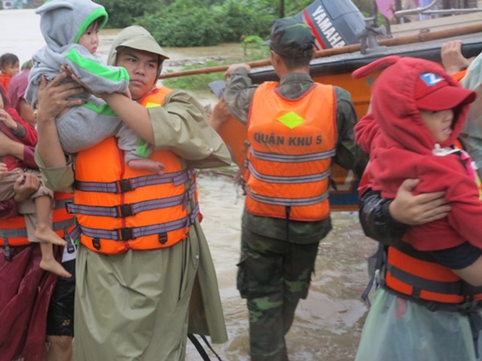 
Lực lượng cứu hộ đưa dân vùng lũ đến nơi an toàn - ảnh: Tiến Sĩ

