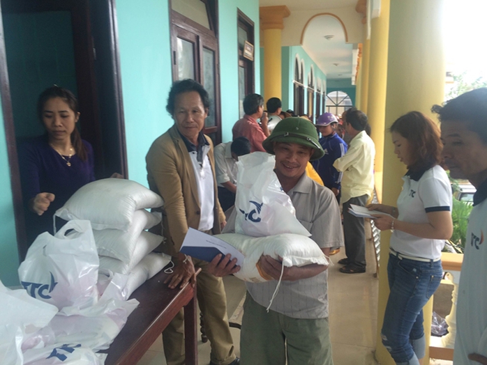 Người dân phấn khởi khi nhận quà từ lòng hảo tâm của CBCNV tập đoàn Thành Thành Công