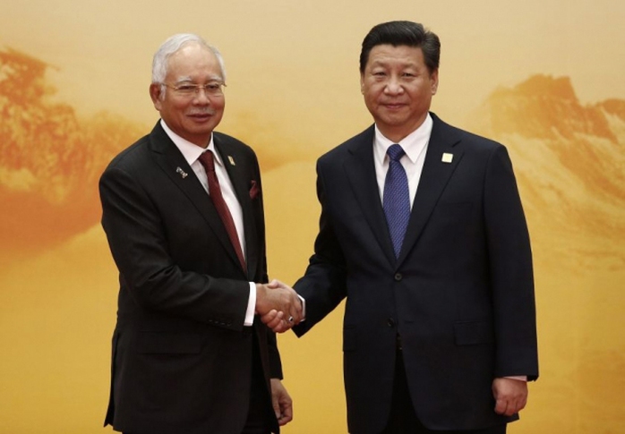 Thủ tướng Malaysia Najib Razak (trái) bắt tay Chủ tịch Trung Quốc Tập Cận Bình tại diễn đàn APEC tại Bắc Kinh năm 2014 Ảnh: REUTERS