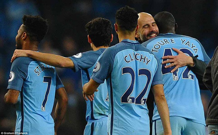 HLV Guardiola chúc mừng Yaya Toure sau trận thắng ArsenalẢnh: Daily Mail