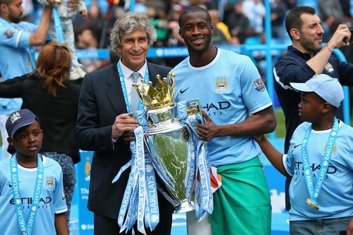 Toure góp công lớn giúp Man City 2 lần giành Cúp Premier League và các danh hiệu khác và là thần tượng của nhiều CĐV