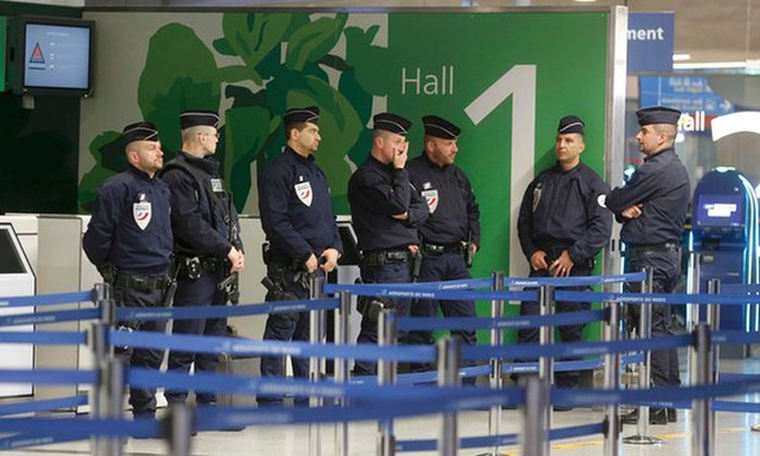 Cảnh sát có mặt tại sân bay Charles de Gaulle  ở Paris - Pháp. Ảnh: Reuters
