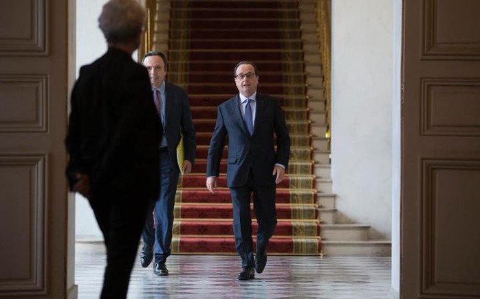 Tổng thống Hollande trên đường đến dự họp báo. Ảnh: EPA