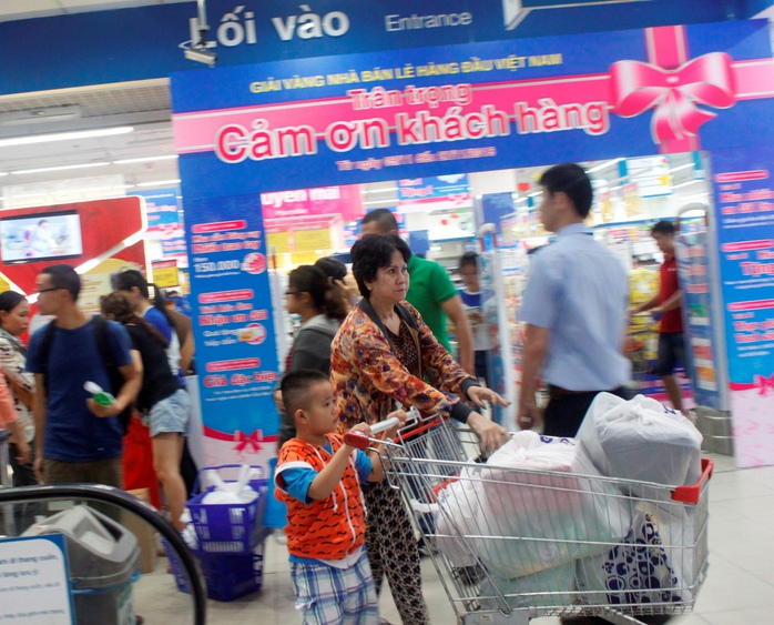 Khách hàng tích cực hưởng ứng chương trình mua sắm giảm giá tại Co.opmart