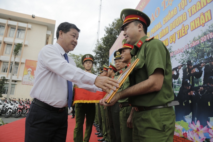 
Ông Trần Thanh Liêm, Chủ tịch tỉnh Bình Dương, trao bảng tượng trưng tặng xe cho Cảnh sát hình sự
