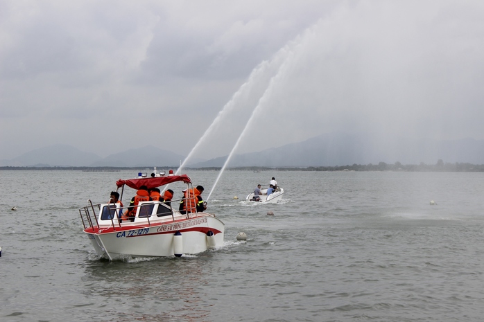 
Ca-nô được thiết kế nhỏ, nhẹ, tốc độ cao phù hợp với việc chữa cháy, tuần tra trên sông
