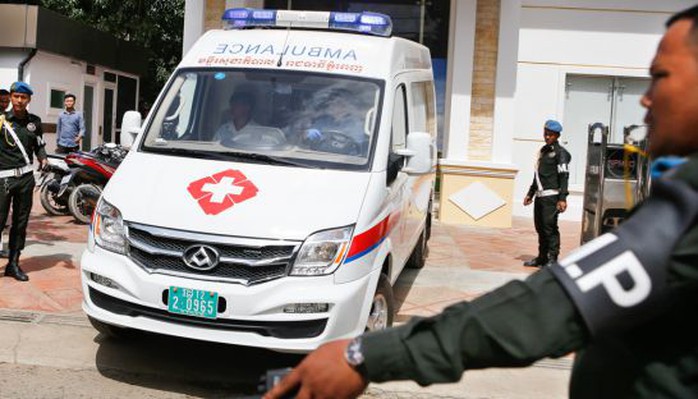 
Một chiếc xe cấp cứu tại hiện trường vụ nổ súng. Ảnh: The Phnom Penh Post
