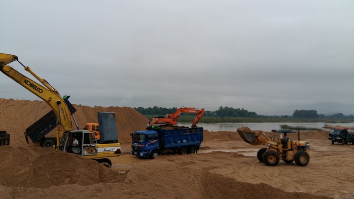 
Một chủ mỏ cát ở huyện Tây Sơn phải dùng cát dự trữ bán do nước sông dâng cao, không khai thác được
