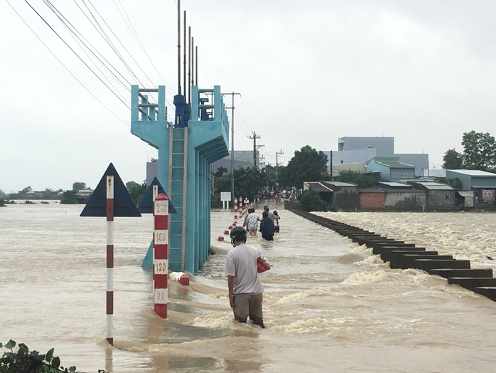 
Mưa lũ gây chia cắt nhiều tuyến đường ở tỉnh Bình Định
