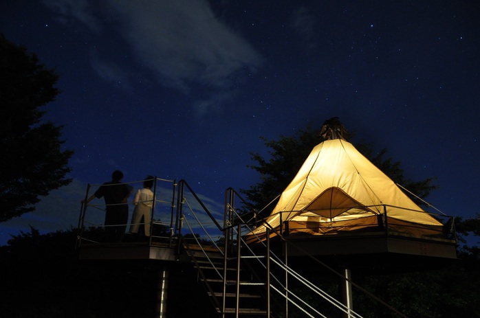 
Du khách trải nghiệm Glamping Camping và ngắm sao trời
