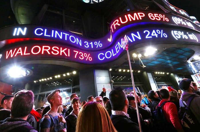 Theo dõi bầu cử Mỹ tại quảng trường Thời đại, New York. Ảnh: UPI