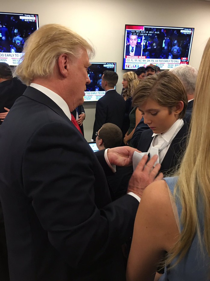 Ông Trump thắt cà vạt cho con trai tại Tháp Trump. Ảnh: Twitter