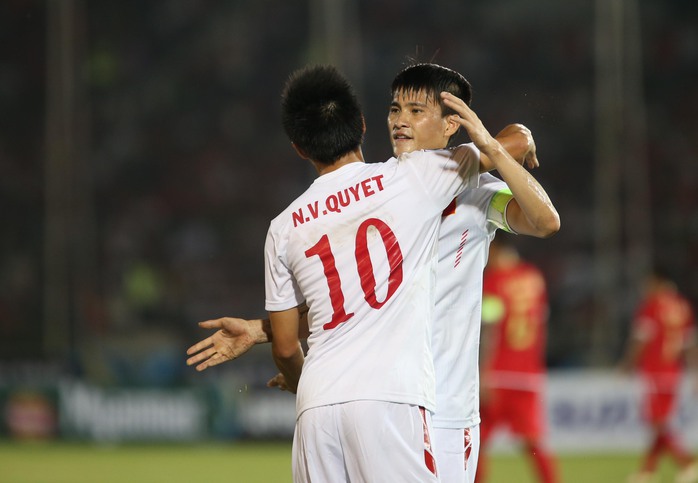 Công Vinh chúc mừng Văn Quyết sau bàn mở tỉ số của đội tuyển Việt NamẢnh: Ngọc Linh
