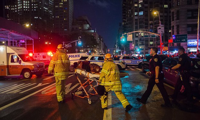 Người bị thương tại hiện trường vụ nổ ở TP New York được đưa đi cấp cứu Ảnh: AP