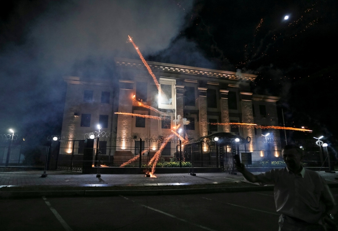 Nhiều người Ukraine quá khích tấn công Đại sứ quán Nga ở thủ đô Kiev của Ukraine rạng sáng 17-9 Ảnh: REUTERS