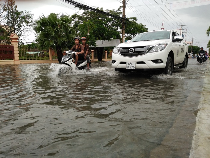 
Nước tràn lên cả vỉa hè

 
