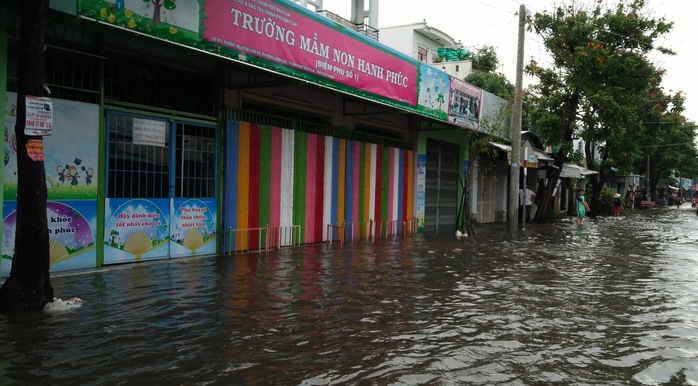 Một điểm trường mẫu giáo trên đường Nguyễn Văn Cừ cũng bị ngập sâu.