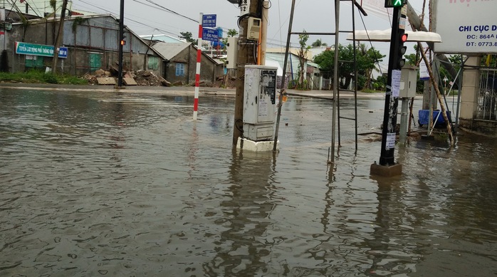 
Các tủ điều khiển điện năng như thế này rất dễ bị rò điện và nguy hiểm cho những ai đứng gần hoặc chạm tay vào.
