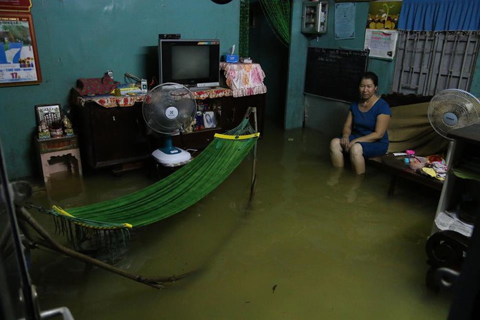 
Bà Nguyễn Thị Tám, ngồi thẫn thờ trong ngôi nhà ngập nước tại phường An Phú, quận 2. Bà Tám cho biết bà đã nhiều lần nâng nền nhưng ngập vẫn hoàn ngập
